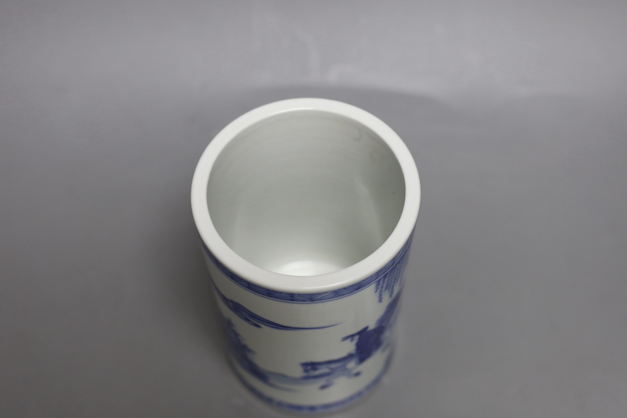 A Chinese blue and white brush pot, 14cm